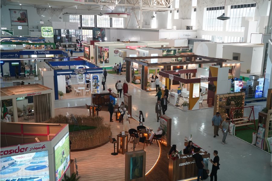 Allées et stands des exposants dans le hall